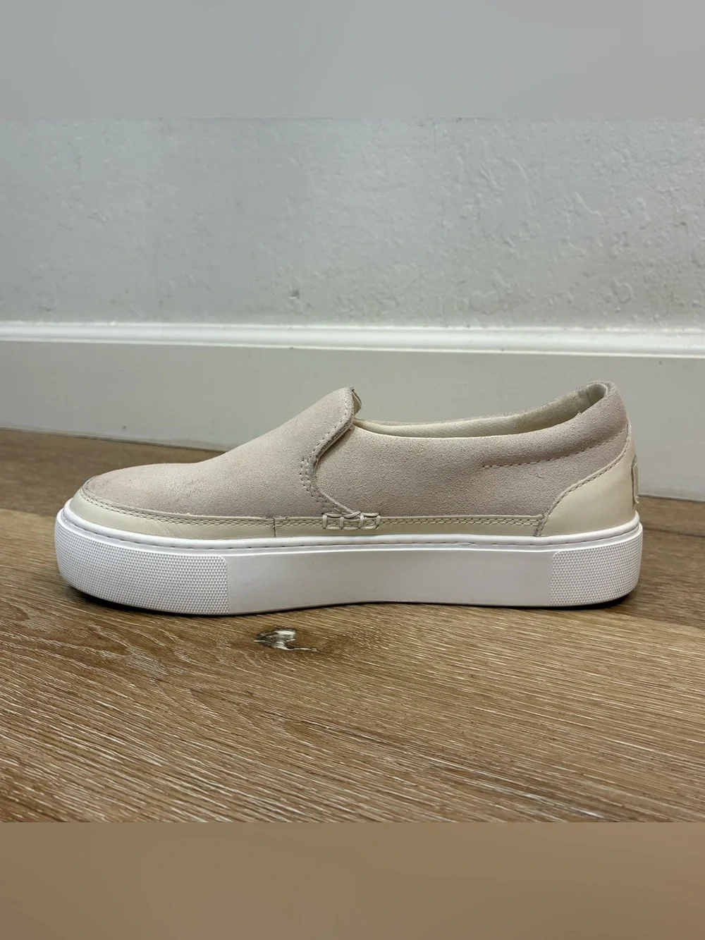 UGG Zilo Slip-On Sneakers In A Light Cream or Ivory Suede Women’s US 7.5 EU 38.5